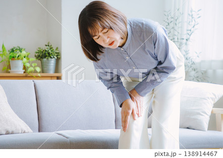 膝が痛いミドル女性 138914467