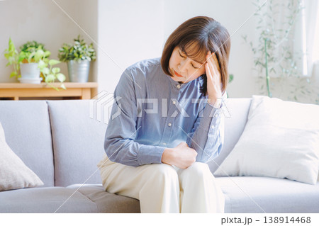 頭痛に苦しむミドルの女性 138914468