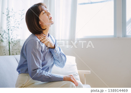 肩こりで悩むミドル女性 138914469