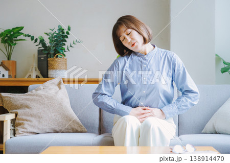 腹痛で苦しむミドル女性 138914470