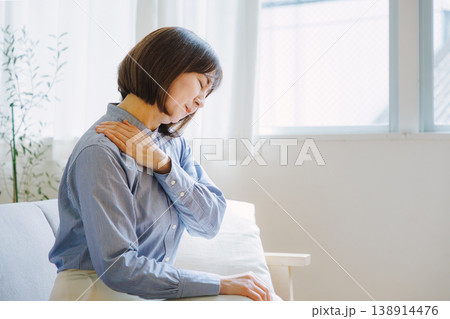 肩こりで悩むミドル女性 肩こりで悩むミドル女性 138914476