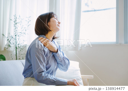 肩こりで悩むミドル女性 138914477