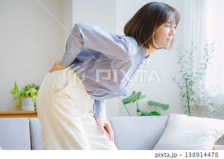 腰痛に悩むミドル女性 138914478