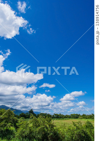 気持ちのいい青空と夏の高原風景 気持ちのいい青空と夏の高原風景 138914756