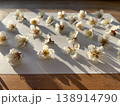 梅茶を作るために日差しに当てて乾燥させていると影ができていた夕方 138914790
