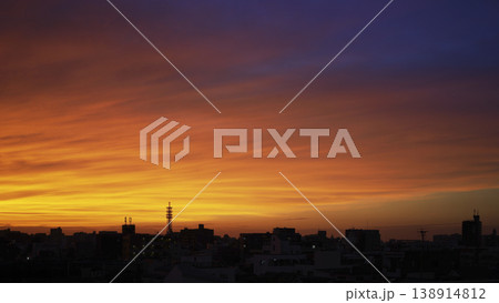 夕焼け空と都市シルエット 夕焼け空と都市シルエット 138914812