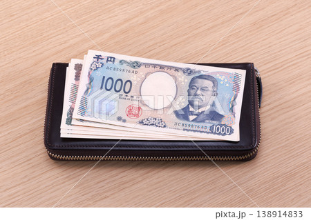 紙幣と財布 138914833