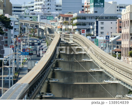 沖縄ゆいレールの街中をすり抜ける高架軌道と那覇の都市風景(直線レール)|観光・交通インフラ・資料素材 沖縄ゆいレールの街中をすり抜ける高架軌道と那覇の都市風景(直線レール)|観光・交通インフラ・資料素材 138914839