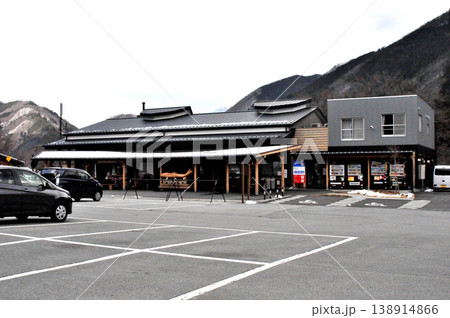 まだ雪が残ろ早春の道の駅小菅 138914866