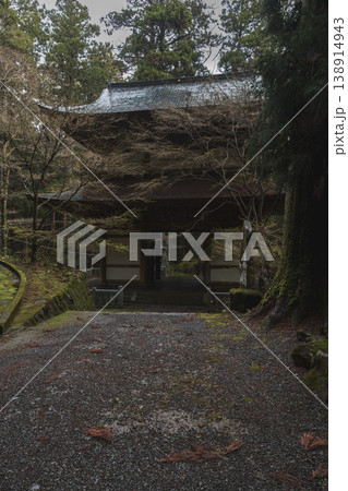 雨上がりの幻想的な風景 大雄山最乗寺 道了尊三門 雨上がりの幻想的な風景 大雄山最乗寺 道了尊三門 138914943