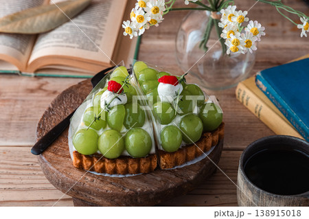 テーブルの上のケーキとコーヒー テーブルの上のケーキとコーヒー 138915018