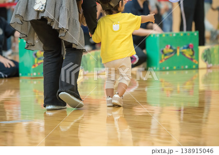 【保育園の運動会 障害物競走】 【保育園の運動会 障害物競走】 138915046