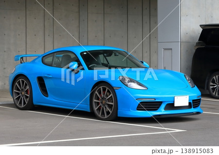 青いドイツ製のスポーツカー　イメージ 138915083