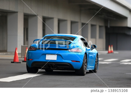 青いドイツ製のスポーツカー　イメージ 138915108