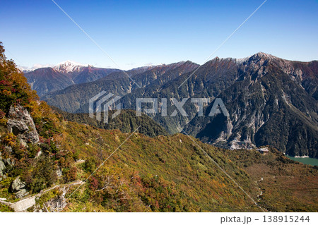 立山ロープウェイ、ゴンドラから後立山連峰、北アルプスを望む 138915244