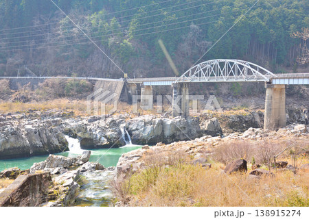 《岐阜県》恵那市　木曽川に架かる東雲橋　木曽川と阿木川の合流地点 138915274