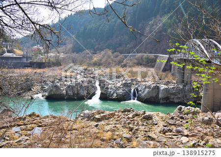 《岐阜県》恵那市 木曽川に架かる東雲橋 木曽川と阿木川の合流地点 《岐阜県》恵那市 木曽川に架かる東雲橋 木曽川と阿木川の合流地点 138915275