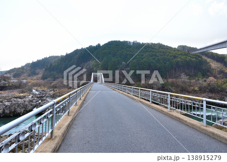 《岐阜県》恵那市 木曽川に架かる東雲橋 《岐阜県》恵那市 木曽川に架かる東雲橋 138915279