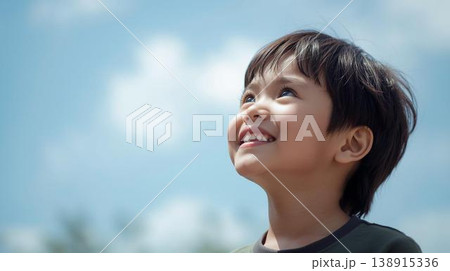 空を見上げる男の子 空を見上げる男の子 138915336