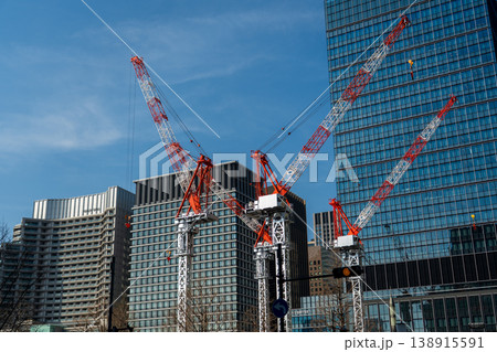 建設中のビルなどを望む 138915591