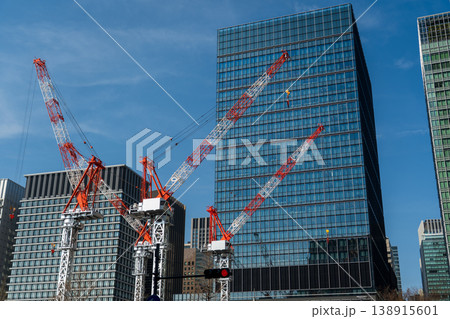 建設中のビルなどを望む 138915601