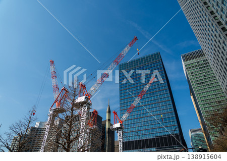 建設中のビルなどを望む 138915604