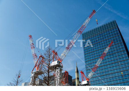 建設中のビルなどを望む 138915606