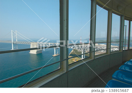 瀬戸大橋タワーの回転展望塔から望む瀬戸大橋と瀬戸内海の絶景 瀬戸大橋タワーの回転展望塔から望む瀬戸大橋と瀬戸内海の絶景 138915687