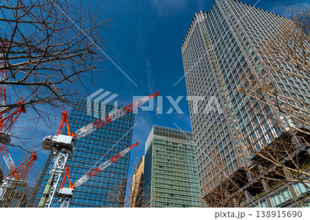 建設中のビルなどを望む 138915690