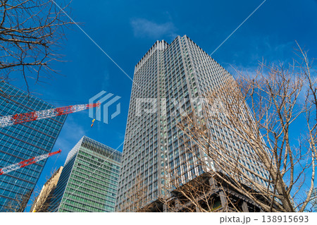 建設中のビルなどを望む 138915693