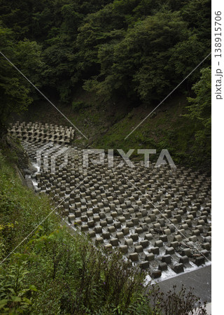 長野県大鹿村にある鹿塩川の砂防堰堤 138915706