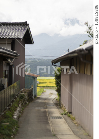 住宅街の路地裏から見える田んぼ 住宅街の路地裏から見える田んぼ 138915886