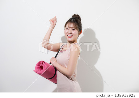 白背景ヨガマットを持つ女性の健康的で美しいスポーツでトレーニングするジムやライフスタイルとダイエット 白背景ヨガマットを持つ女性の健康的で美しいスポーツでトレーニングするジムやライフスタイルとダイエット 138915925