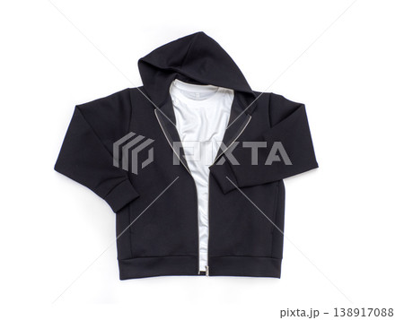 黒のジップアップパーカーと白Tシャツのレイヤードコーディネート 138917088