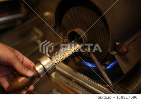 コーヒー豆を焙煎する様子 138917090