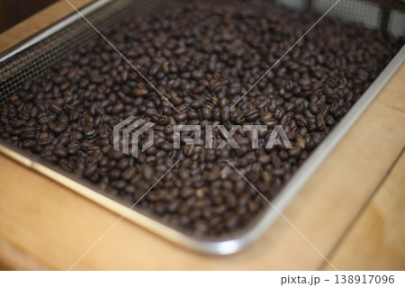 焙煎したコーヒー豆を冷却する様子 138917096