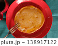 自家製パンケーキ、赤い皿と青緑のテーブルクロスの俯瞰写真 - Homemade pancake on 自家製パンケーキ、赤い皿と青緑のテーブルクロスの俯瞰写真 - Homemade pancake on 138917122