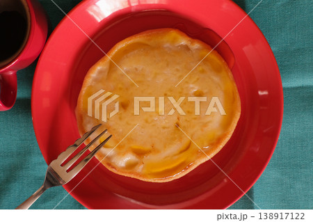 自家製パンケーキ、赤い皿と青緑のテーブルクロスの俯瞰写真 - Homemade pancake on 自家製パンケーキ、赤い皿と青緑のテーブルクロスの俯瞰写真 - Homemade pancake on 138917122