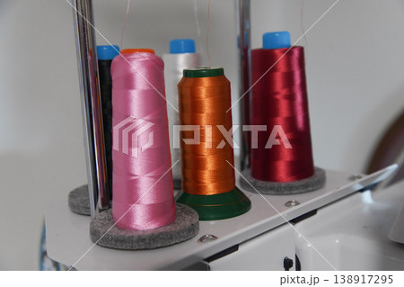 伝送刺繡ミシンを使う様子 138917295