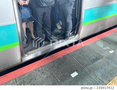 満員電車とホームの間の隙間 満員電車とホームの間の隙間 138917412