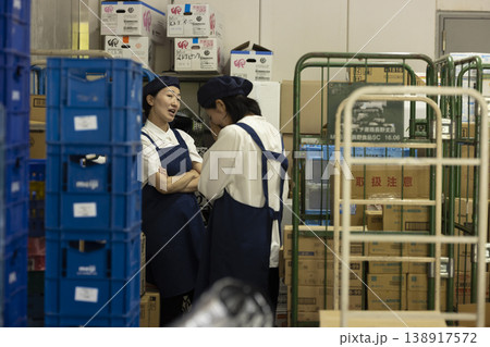 同僚のイジメに苦しむパート主婦 138917572