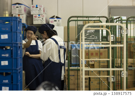 同僚のイジメに苦しむパート主婦 138917575