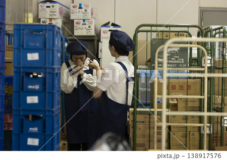 同僚のイジメに苦しむパート主婦 138917576