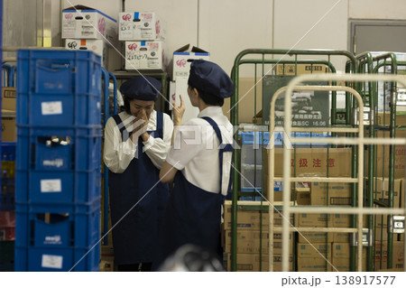 同僚のイジメに苦しむパート主婦 138917577