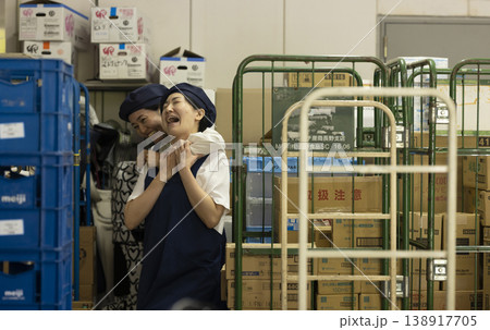 同僚のイジメに苦しむパート主婦 138917705