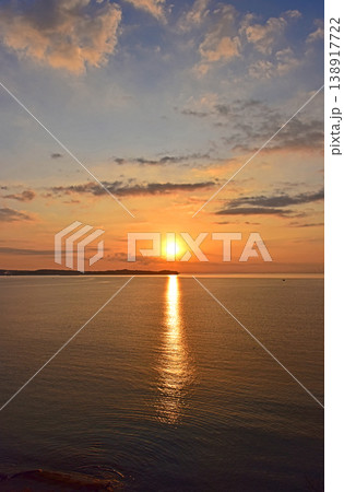大分県　別府温泉　別府湾の朝焼け 138917722