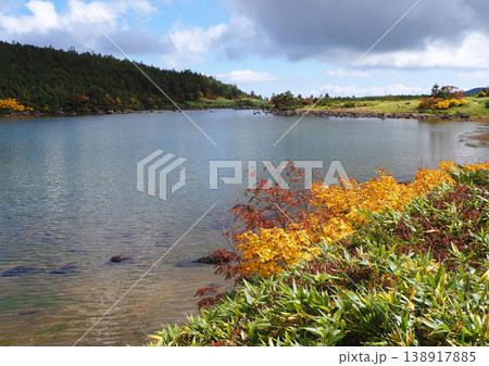 福島県、鎌沼の秋。青空が水面に写り、黄色紅葉とのコントラストが印象的で綺麗だ。 福島県、鎌沼の秋。青空が水面に写り、黄色紅葉とのコントラストが印象的で綺麗だ。 138917885