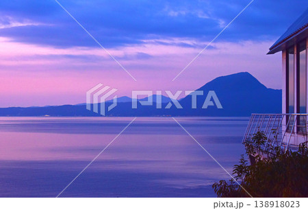 大分県　別府温泉　別府湾の朝焼け 138918023