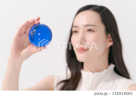 ガラスの地球儀を持つ女性 138918065