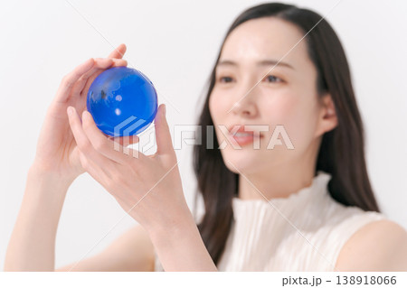 ガラスの地球儀を持つ女性 138918066